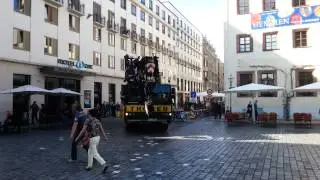 Autokran in Nikolaistra&szlig;e in Leipzig umgest&uuml;rzt