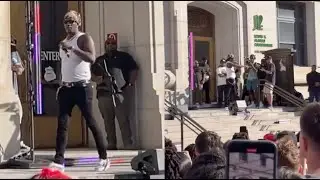 Young Thug устраивает бесплатный концерт возле здания суда, где начался судебный процесс по делу ...