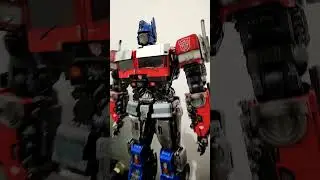 Transformers Optimus Prime by Robosen #transformers #robosenoptimusprime #robosen #shorts