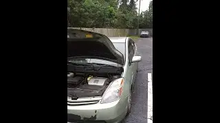 Замена ламп в фарах Toyota Prius 2009 года