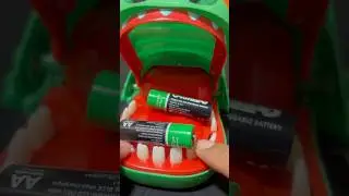 Angry crocodile eating micro usb rechargeable AA batteries #toys #asmrsounds #satisfying