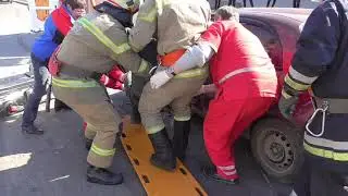 У Сумах рятувальники визволили постраждалого із понівеченого авто