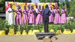 KWAYA YA MT YOSEFU MFANYAKAZI IKIIMBA KWENYE SHEREHE YA KWAYA YA MT CLARA.
