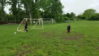 Amanda y Niki play soccer