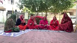 कोन मिल्यो छो ये मीरा बाई गेला में थाना कोन दियो हरि ज्ञान ।