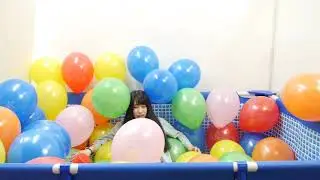 風船プールで風船割りを楽しむマーメイドルしおん　balloonbust