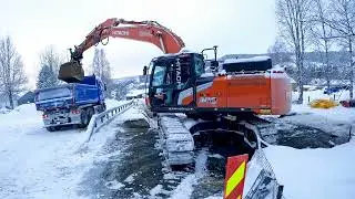 Driftssikker og romslig Hitachi ZX300LC-7 hos Olebakken Maskin AS