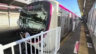 【京王の新型通勤電車「2000系」デビュー！】新宿駅にも初入線　　京王2000系2701F  ヘッドマーク　特急京王八王子行き　明大前駅を発車！