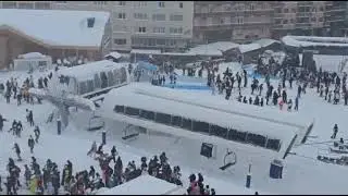 Esquiadors a la zona de pistes del Pas