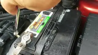 Como desconectar y conectar la bateria de un automovil
