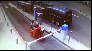 Granny on disability scooter vs barrier. 残疾人代步车的阻隔失败