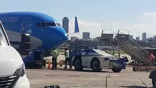 Boeing 737 800 LV-FQC en plataforma sur retirandose la escalerilla