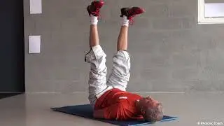 Ex 24   Tapis de Gym   Mains sous le bassin   ciseaux avec les jambes