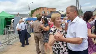 Przegląd kapel ludowych w Skaryszewie,potańc&oacute;wka na dechach przy kapeli Henryka Gwiazdy.