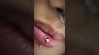 Vertical labret piercing para quem ama deixar o l&aacute;bio ainda mais lindo, com j&oacute;ia em tit&acirc;nio 🤍
