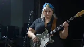 Shannon and the Clams perform 