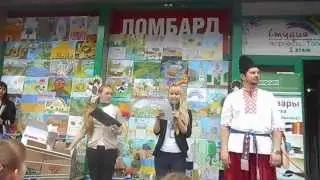 Тополек поздравляет победительницу в Акции!