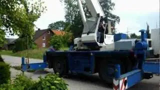 .. AUTOKRAN hebt MINIBAGGER &uuml;ber's HAUSDACH  ..