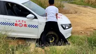 The front wheel of the car fell into a pit while driving, and this situation was encountered