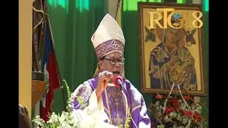 Mgr. Pierre André Dumas nan okazyon mès pou rann omaj ak ansyen batonye a Me. Monferrier Dorval