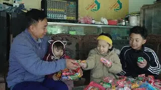 Uncle Chúc went to the farm to get cabbage and saw Yến's child coming to visit and buying candy.