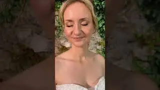 Classic Bride: Brautmakeup in champagne, moderne Hochsteckfrisur #brautstyling #Brautfrisur #wedding