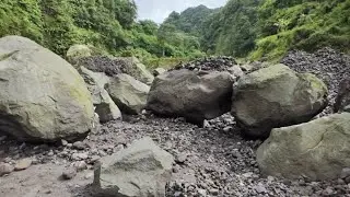 BATU-BATU BESAR TERSERET BANJIR LAHAR MERAPI 