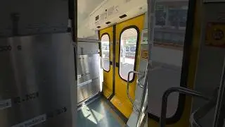 Otwieranie i zamykanie drzwi w EN57AKM-1700 #shorts #kolejemazowieckie #train