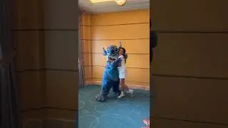Marcela Jardim tira foto com STITCH #shortsviral #stitch