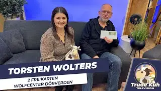 Torsten Wolters holt die zwei gewonnenen Freikarten f&uuml;r das Wolfcenter D&ouml;rverden bei Trude Kuh ab