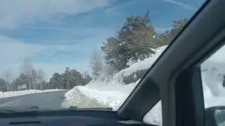 Karlı ve orman manzarası eşliğinde gezinti 