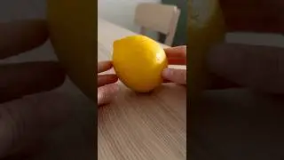 Lemon peels like a tangerine ✨🍋 This is what happens when you pick it ripe right off the tree. 🌳