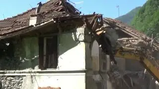 Abbattuta la storica scuola di Timau