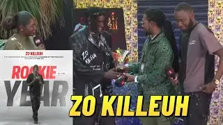 Zo Killeuh reçoit son trophée de Rookie Of The Year des mains de Pape Sidy Fall