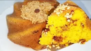 Bolo de cenoura, laranja e amendoim com gotas de chocolate.
