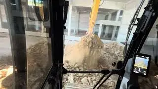 Aterrando viga baldrame galpão cat 316 