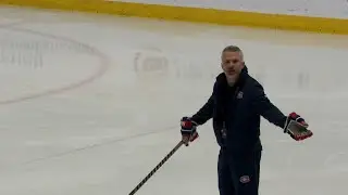 Insatisfait, Martin St-Louis arrête deux fois l'entraînement du CH