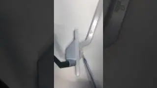 Смажьте привод оконной ручки