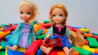 Colors ! Elsa & Anna toddlers teach Adrian - Barbie dolls - counting