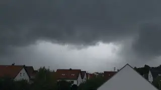 Orkantief Detlef mit turbulenter Kaltfront samt peitschendem Starkregen, 4. Oktober 2025