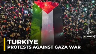 Тысячи людей в Стамбуле вышли на митинг в поддержку Газы, требуя срочной помощи и прекращения изр...