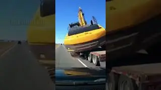 Heart-Stopping Highway Disaster: Massive Excavator Falls Off Moving Trailer onto  tipped sideways,