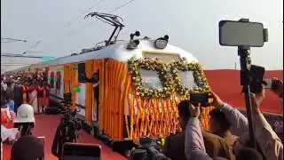Hon&rsquo;ble Prime Minister Shri Narendra Modi flags off the first train from Jayrambati