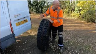 Changing a truck tyre