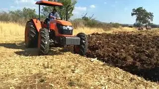 Tractor KUBOTA M854K y arado de 3 discos BALDAN - EAE Distribuidor Autorizado Zamora