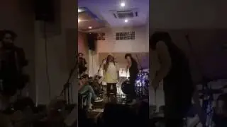 Ana Bispo e Tyaro Maia cantando 