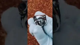 The inside of the ring has also been carved in details.