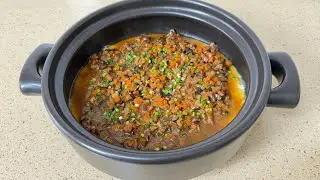 Яйцо, приготовленное на пару в глиняном горшочке с мясным соусом &mdash; уютное, вкусное и очень просто...