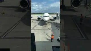 Boeing 757 Being Marshaled Into The Gate! #aviation #shorts