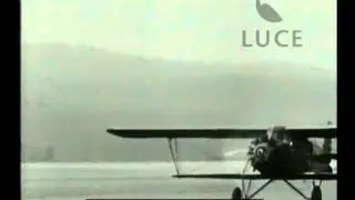 Aviatori statunitensi si riforniscono di carburante mentre sono in volo